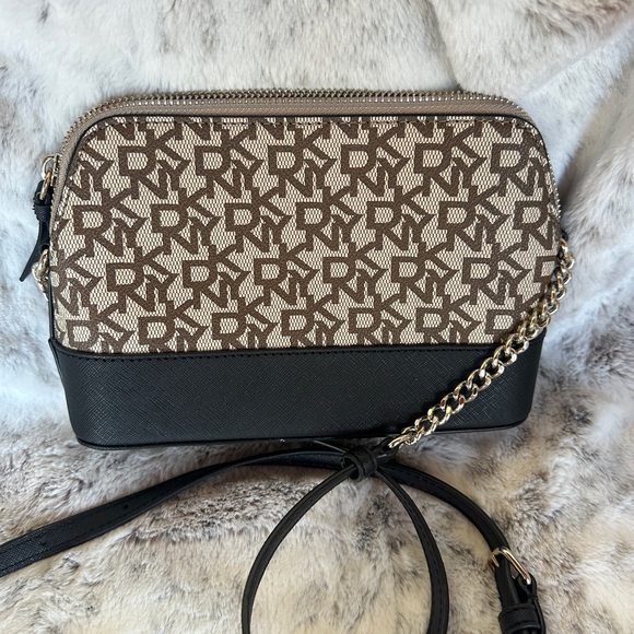 DKNY Handbags - Adorable DKNY Purse.